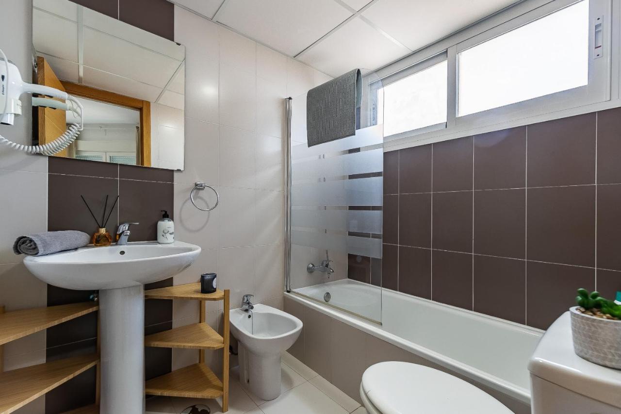 Modern Beach Apartment Valparaiso With Parking Málaga Exteriör bild